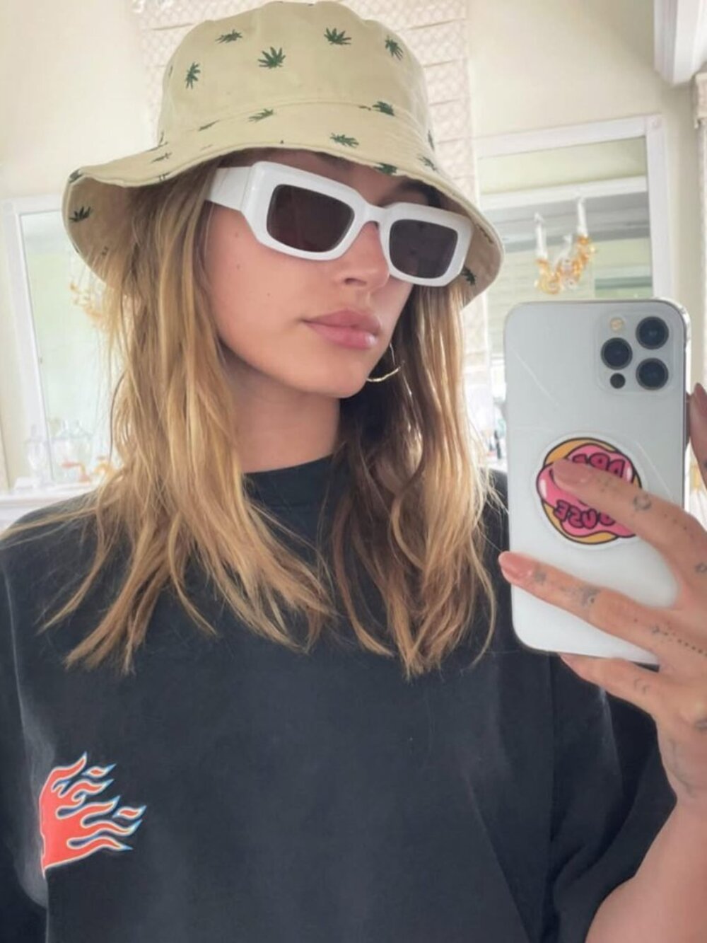 Oscar & Frank Cortez Sunglasses in White